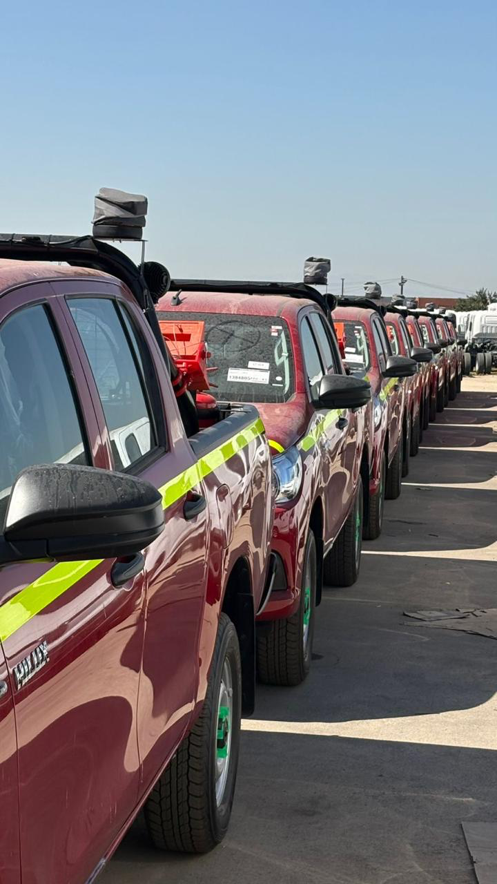 Fila de camionetas Hilux equipadas para faena minera