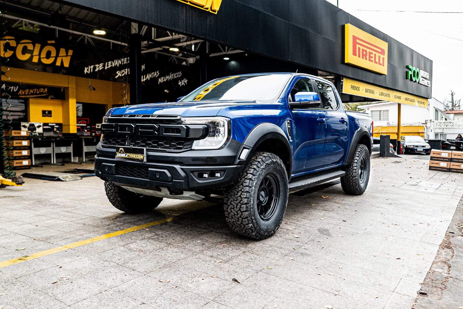 Camioneta de cliente en showroom Las Condes